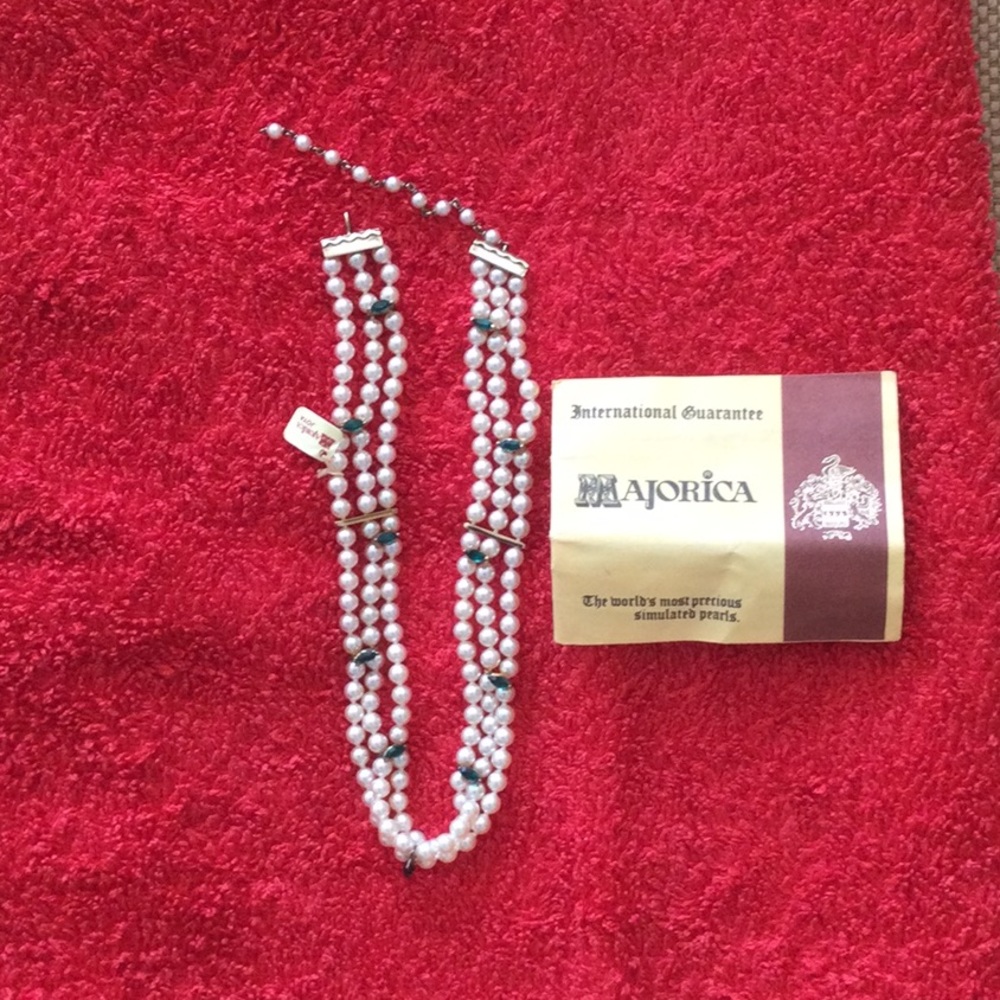 Authentic Majorica multi trend necklace with green stones.